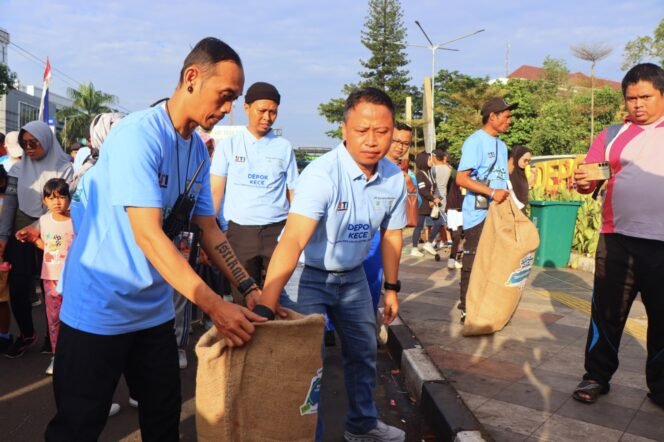 
					Wali Kota Depok, Supian Suri mengambil sampah yang berserakan pada pelaksanaan car free day, Jalan Raya Margonda, Depok. Foto : Istimewa