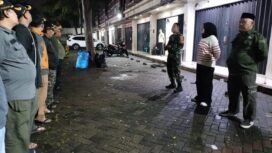 Tiga Pilar Bojongsari Baru bersama pengurus lingkungan saat melakukan patroli malam untuk anak didik. 