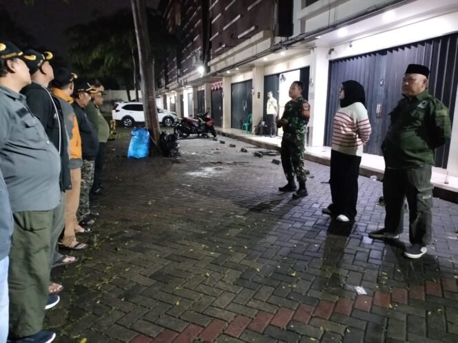
					Tiga Pilar Bojongsari Baru bersama pengurus lingkungan saat melakukan patroli malam untuk anak didik. 