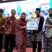 Duta Baca Kecamatan Bojongsari, Ahmad Fauzan saat menerima penghargaan juara harapan pada Duta Baca Kota Depok 2025.