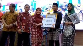 Duta Baca Kecamatan Bojongsari, Ahmad Fauzan saat menerima penghargaan juara harapan pada Duta Baca Kota Depok 2025.