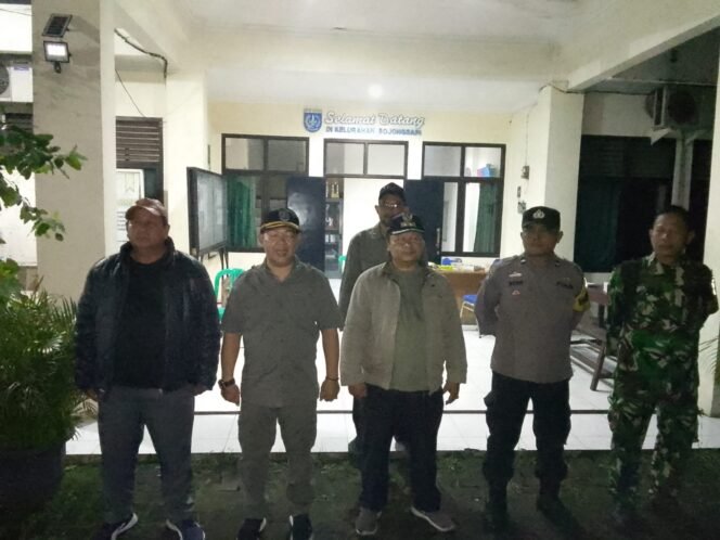 
					Caption : Aparatur Kecamatan dan Kelurahan Bojongsari bersama stake holder melakukan monitoring jam malam pelajar. (Rachmat CH)