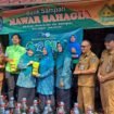 Lurah Duren Seribu, Ahmad Sabani bersama Camat Bojongsari, Rizal Farhan saat mendampingi Ketua TP PKK Kota Depok, Cing Ikah dalam pengumpulan minyak jelantah. (Rahcmat CH)