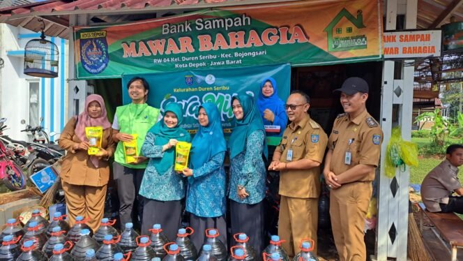 
					Lurah Duren Seribu, Ahmad Sabani bersama Camat Bojongsari, Rizal Farhan saat mendampingi Ketua TP PKK Kota Depok, Cing Ikah dalam pengumpulan minyak jelantah. (Rahcmat CH)