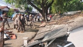 Satpol PP Kota Depok menertibkan bangunan liar di bantaran Kali Licin dan pinggir Jalan Raya Cipayung, Depok.