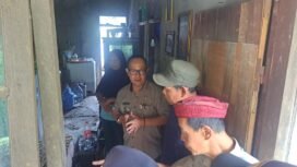 Caption : Camat Bojongsari, Rizal Farhan saat memberikan bantuan melalui program GPS kepada masyarakat yang membutuhkan. (Rahmat CH)