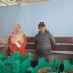 Caption : Ketua TP PKK Kecamatan Bojongsari, Novi Susanti bersama Lurah Bojongsari Baru, Adeyasya Aziza melihat budidaya maggot di wilayah Bojongsari Baru, Bojongsari, Depok. (Dicky)