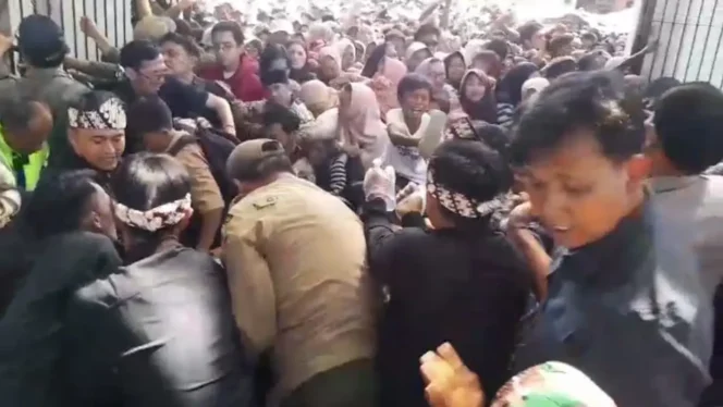 
					Puluhan warga berdesakan saat menghadiri pernikahan Wakil Bupati Garut, Luthfianisa Putri Karlina, dengan Maula Akbar Mulyadi Putra, putra sulung Gubernur Jawa Barat, Dedi Milyadi. (istimewa)