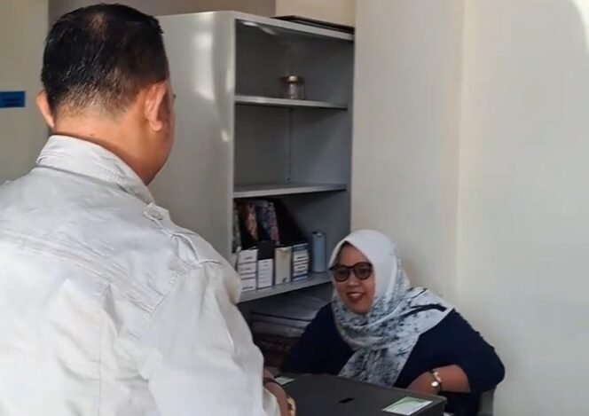 
					Camat Bojongsari, Rizal Farhan melakukan sidak kesiapan ASN di kantor Kelurahan Curug, Bojongsari, Depok. (Rahcmat CH)
