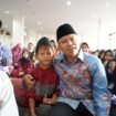 Wali Kota Depok, Supian Suri saat bercengkrama dengan siswa di salah satu sekolah wilayah Depok. (Istimewa)