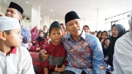 Wali Kota Depok, Supian Suri saat bercengkrama dengan siswa di salah satu sekolah wilayah Depok. (Istimewa)