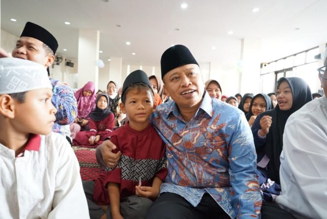 
					Wali Kota Depok, Supian Suri saat bercengkrama dengan siswa di salah satu sekolah wilayah Depok. (Istimewa)