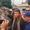 Caption : Habib bahar dengan sejumlah massa saat mendatangi Polres Metro Depok terkait pelantikan PWI LS Jabodetabek. (Dicky)