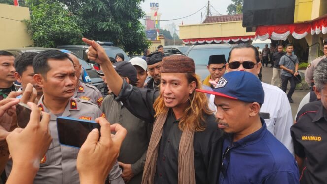 
					Caption : Habib bahar dengan sejumlah massa saat mendatangi Polres Metro Depok terkait pelantikan PWI LS Jabodetabek. (Dicky)