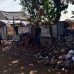 Caption : Warga bersama Aparatur Kelurahan Serua membersihkan sampah liar yang menumpuk di lingkungan RT5/2 Serua, Bojongsari, Depok. (Istimewa)