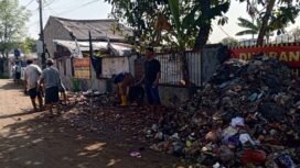 Caption : Warga bersama Aparatur Kelurahan Serua membersihkan sampah liar yang menumpuk di lingkungan RT5/2 Serua, Bojongsari, Depok. (Istimewa)