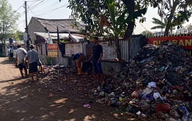 
					Caption : Warga bersama Aparatur Kelurahan Serua membersihkan sampah liar yang menumpuk di lingkungan RT5/2 Serua, Bojongsari, Depok. (Istimewa)