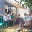 Sekretaris Kelurahan Bojongsari Baru, Samsuri saat mendatangi rumah warga yang sedang berduka di RW9, Bojongsari Baru, Bojongsari, Depok. (Istimewa)
