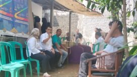 Sekretaris Kelurahan Bojongsari Baru, Samsuri saat mendatangi rumah warga yang sedang berduka di RW9, Bojongsari Baru, Bojongsari, Depok. (Istimewa)