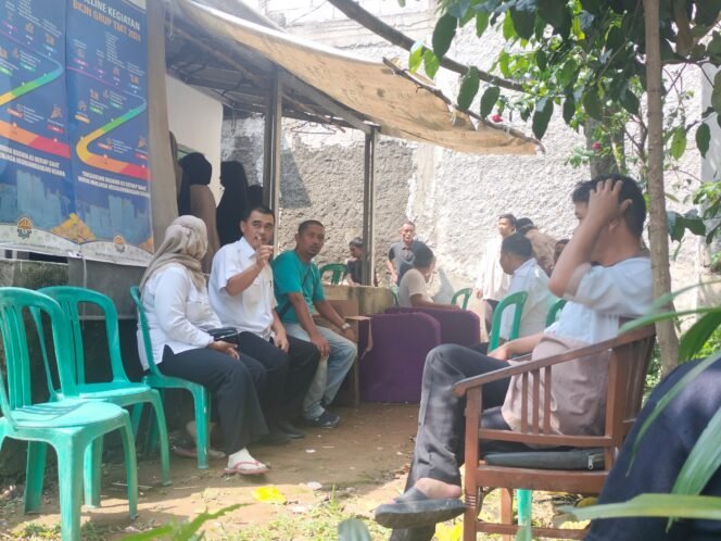 
					Sekretaris Kelurahan Bojongsari Baru, Samsuri saat mendatangi rumah warga yang sedang berduka di RW9, Bojongsari Baru, Bojongsari, Depok. (Istimewa)