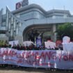 Puluhan mahasiswa melakukan demonstrasi di depan kampus JGU, Depok. (Dicky)
