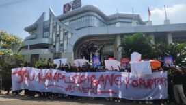 Puluhan mahasiswa melakukan demonstrasi di depan kampus JGU, Depok. (Dicky)
