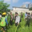 Anggota Polres Metro Depok melakukan pengamanan pengkuran batas wilayah di Kampung Baru, Harjamukti, Depok. (Dicky)