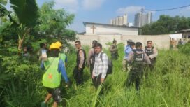 Anggota Polres Metro Depok melakukan pengamanan pengkuran batas wilayah di Kampung Baru, Harjamukti, Depok. (Dicky)