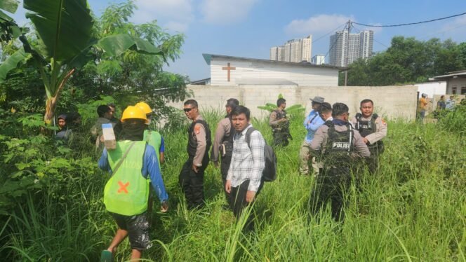 
					Anggota Polres Metro Depok melakukan pengamanan pengkuran batas wilayah di Kampung Baru, Harjamukti, Depok. (Dicky)