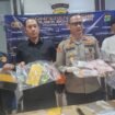 Kapolsek Bojongsari, Kompol Fauzan Thohari memperlihatkan barang bukti uang curian dengan modus pecah ban di Polsek Bojongsari, Depok. (Dicky)