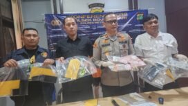 Kapolsek Bojongsari, Kompol Fauzan Thohari memperlihatkan barang bukti uang curian dengan modus pecah ban di Polsek Bojongsari, Depok. (Dicky)