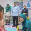 Caption : Wali Kota Depok, Supian Suri saat berinteraksi dengan anak istimewa di gedung Perpustakaan Kota Depok. (Dicky)