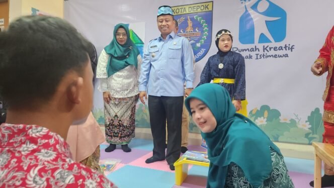 
					Caption : Wali Kota Depok, Supian Suri saat berinteraksi dengan anak istimewa di gedung Perpustakaan Kota Depok. (Dicky)