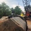 Caption : Kepala DPUPR Kota Depok, Citra Indah Yulianty melihat langsung penurapan Jalan Raya Cipayung, Depok.