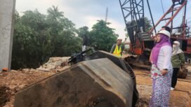 Caption : Kepala DPUPR Kota Depok, Citra Indah Yulianty melihat langsung penurapan Jalan Raya Cipayung, Depok.