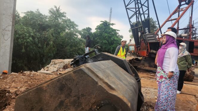 
					Caption : Kepala DPUPR Kota Depok, Citra Indah Yulianty melihat langsung penurapan Jalan Raya Cipayung, Depok.