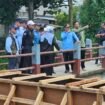 Wali Kota Depok, Supian Suri melihat langsung pembangunan turap di Jalan Raya Cipayung, Depok. (Dicky)