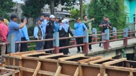 Wali Kota Depok, Supian Suri melihat langsung pembangunan turap di Jalan Raya Cipayung, Depok. (Dicky)