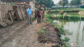 Aparatur Kecamatan Bojongsari, mendatangi lokasi pemabakaran sampah di wilayah Duren Mekar, Bojongsari, Depok. (Istimewa)