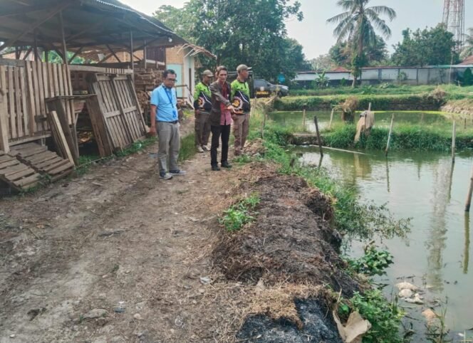 
					Aparatur Kecamatan Bojongsari, mendatangi lokasi pemabakaran sampah di wilayah Duren Mekar, Bojongsari, Depok. (Istimewa)