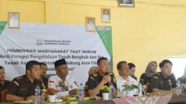 Kasi Intelijen Kejari Lampung Tengah, Alfa Dera saat memberikan penyuluhan hukum di wilayah Lampung Tengah. (Dokumentasi Kejari Lampung Tengah)