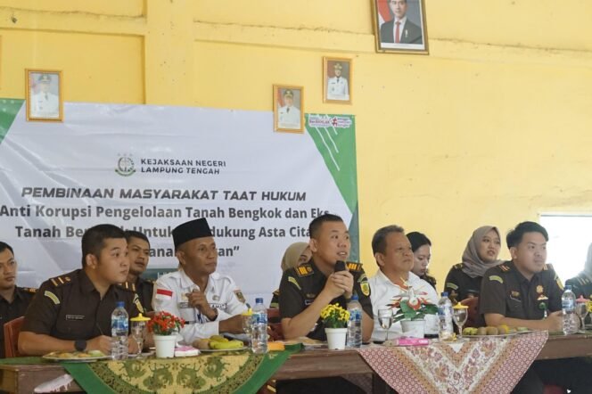 
					Kasi Intelijen Kejari Lampung Tengah, Alfa Dera saat memberikan penyuluhan hukum di wilayah Lampung Tengah. (Dokumentasi Kejari Lampung Tengah)