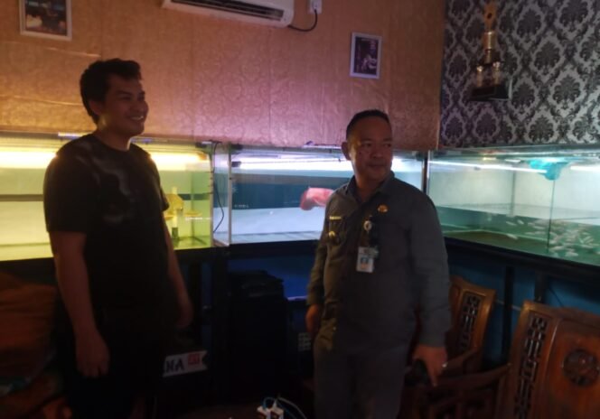 
					Camat Bojongsari, Rijal Farhan mengunjungi Rumah Boby arowana 99, budidaya arwana super red berkualitas di Duren Mekar Bojongsari Depok. (RCH)
