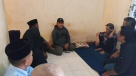 Camat Bojongsari, Rijal Farhan bersama aparatur Kelurahan Serua menyambangi warga yang sedang sakit di wilayah Serua, Bojongsari, Depok. (Rahcmat CH)