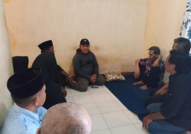 
					Camat Bojongsari, Rijal Farhan bersama aparatur Kelurahan Serua menyambangi warga yang sedang sakit di wilayah Serua, Bojongsari, Depok. (Rahcmat CH)