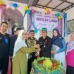 Caption : Camat Bojongsari Rijal Farhan didampingi lurah Bojongsari Yaya Sudira dan kepala sekolah lansia Bojongsari melakukan pemotongan tumpeng simbolis peresmikan sekolah Lansia. (Rachmat CH)