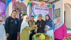 Caption : Camat Bojongsari Rijal Farhan didampingi lurah Bojongsari Yaya Sudira dan kepala sekolah lansia Bojongsari melakukan pemotongan tumpeng simbolis peresmikan sekolah Lansia. (Rachmat CH)