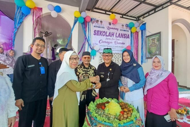 
					Caption : Camat Bojongsari Rijal Farhan didampingi lurah Bojongsari Yaya Sudira dan kepala sekolah lansia Bojongsari melakukan pemotongan tumpeng simbolis peresmikan sekolah Lansia. (Rachmat CH)