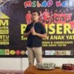 Lurah Pondok Petir Rengga Nugraha saat memberikan sambutan di hari milad UMKM Ponsera, Pondok Petir, Bojongsari, Depok. (Rahcmat)