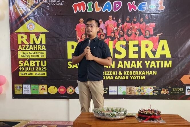 
					Lurah Pondok Petir Rengga Nugraha saat memberikan sambutan di hari milad UMKM Ponsera, Pondok Petir, Bojongsari, Depok. (Rahcmat)